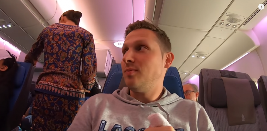 Singapore Airline cabin crew "let down" foreign travel vlogger with services not worth $1,200 economy flight - Alvinology