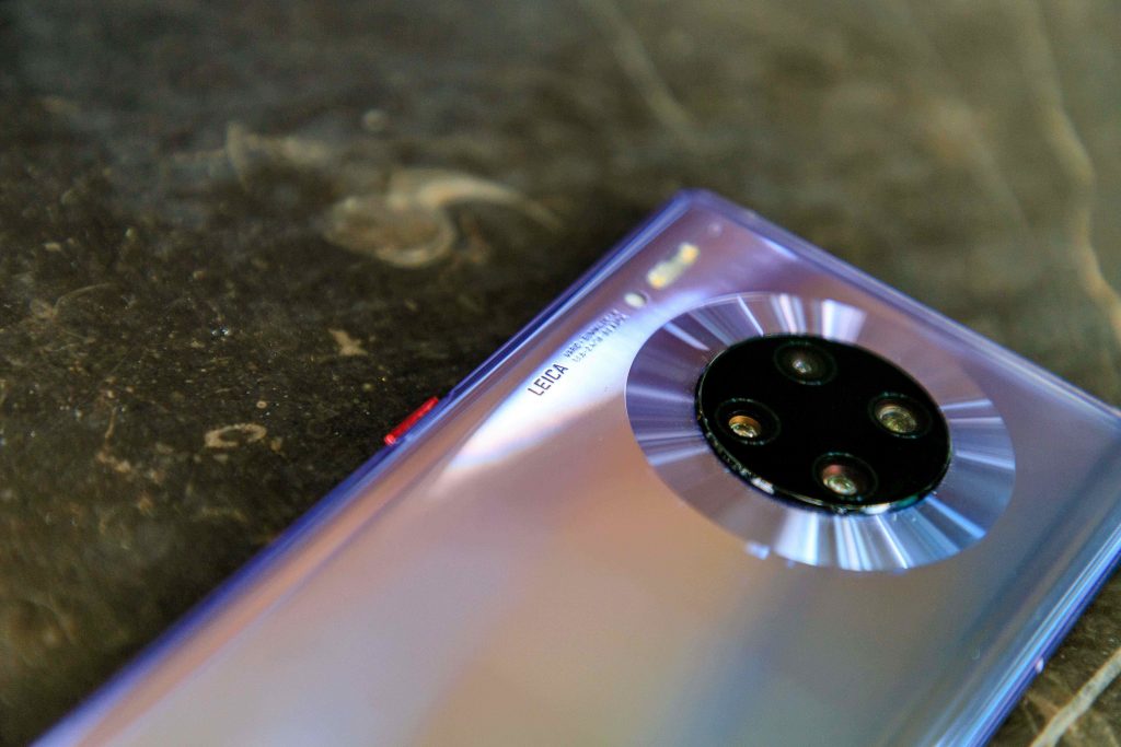 The Huawei Mate 30 Pro features a state-of-the-art camera with 4 lenses for stunningly clear photos.
