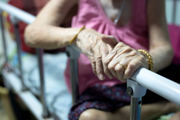 How to prevent falls among the elderly at home - Alvinology