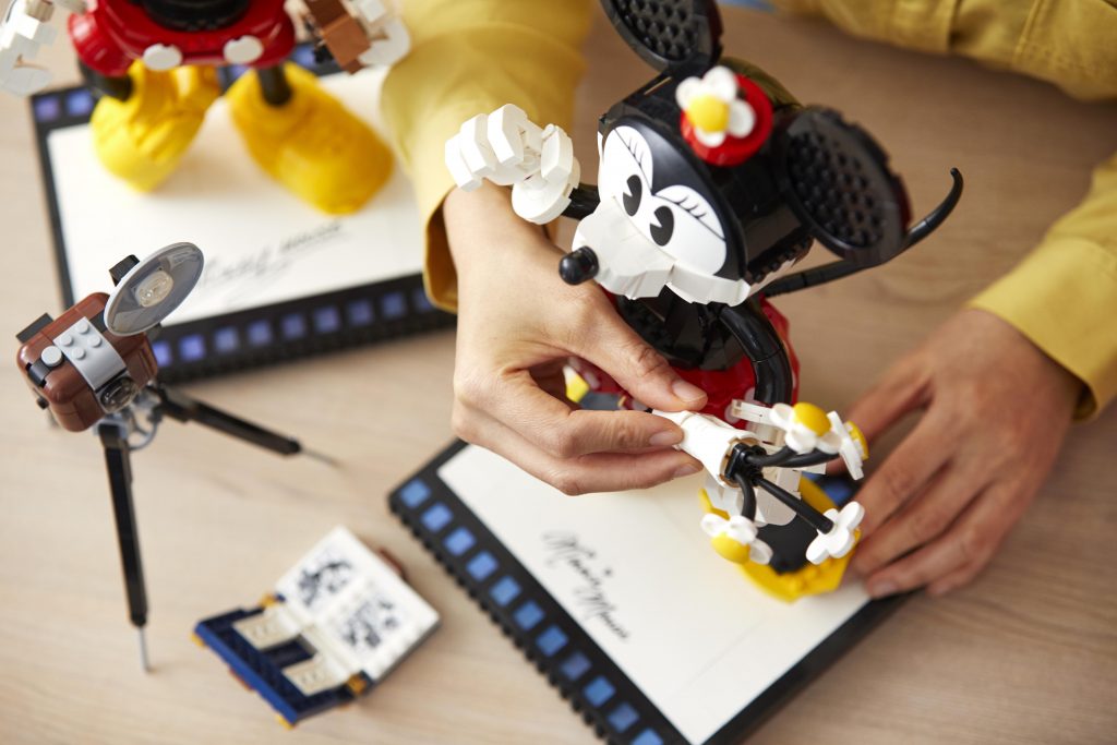 Disney’s Mickey Mouse and Minnie Mouse large-scale LEGO is coming to SG this July and they’re adorable! - Alvinology