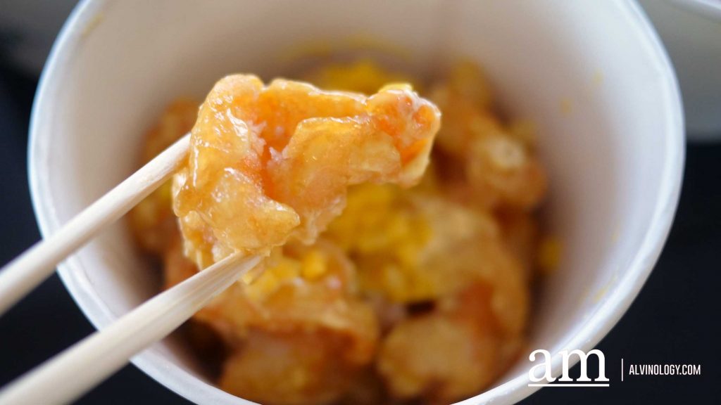 柚子香芒脆虾球 Deep-fried Crispy Prawns with Mango and Pomelo Sauce