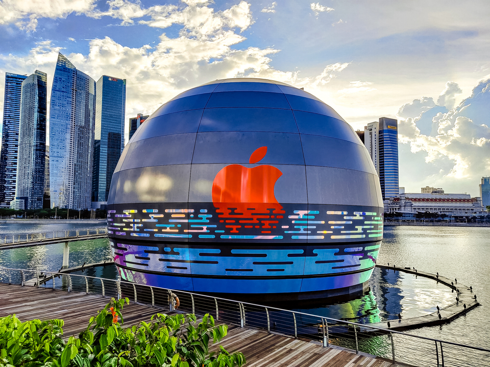 Apple's floating store at Marina Bay Sands Looks like a Glowing Sphere - Alvinology