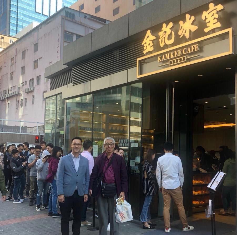 What are they Queuing for? Snaking queue at Ion B4, Joy Luck Teahouse (歡樂冰室) What are they Queuing for? Snaking queue at Ion B4, Joy Luck Teahouse (歡樂冰室) - Alvinology