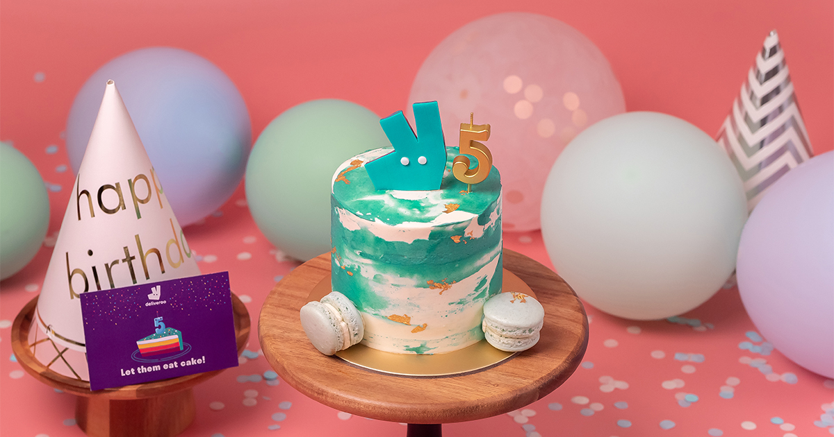 [GIVEAWAY] Deliveroo celebrates 5 years serving cakes, giving away over $150K worth of prizes, dining vouchers, and a swanky two-day family staycation package! - Alvinology