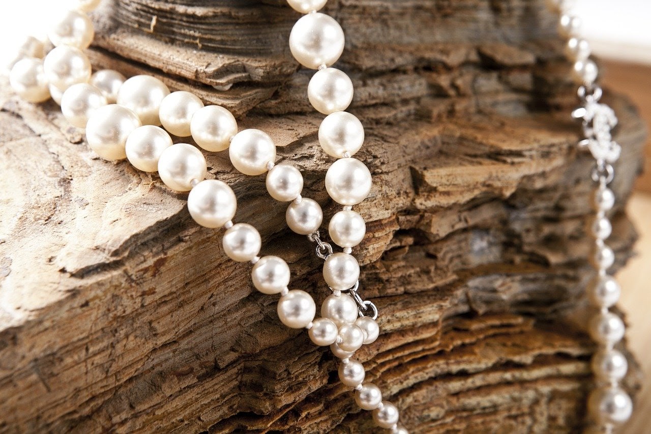 5 Ways to Check if Your Pearls are Real - Alvinology