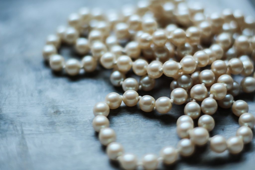 5 Ways to Check if Your Pearls are Real - Alvinology