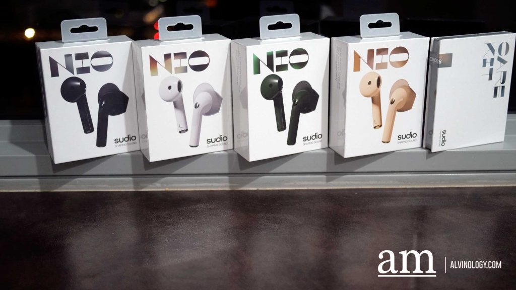 Sudio Nio is available in four colors : black, white, green, and sand