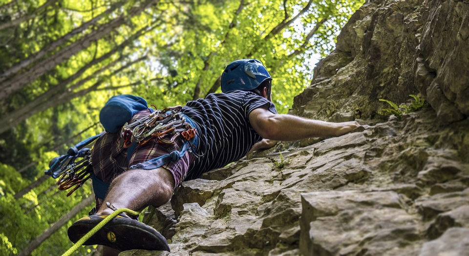 4 Essential Gear Pieces You Must Have on You When Climbing - Alvinology