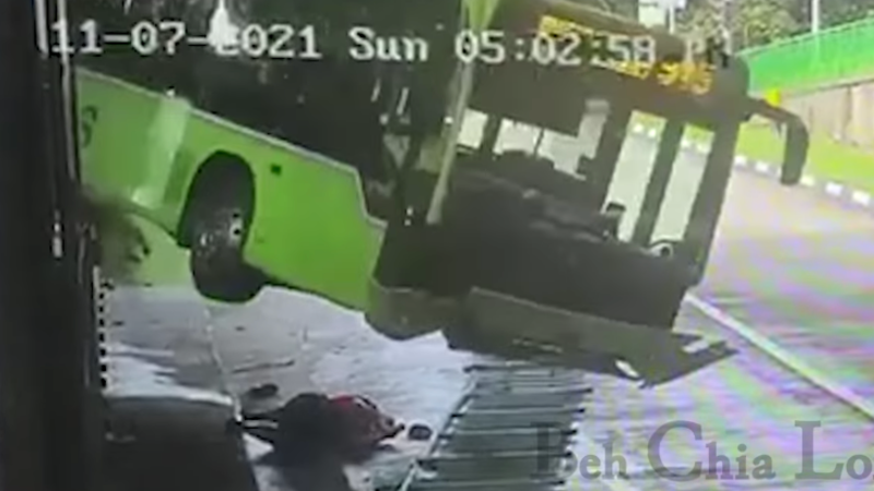 Bukit Batok bus accident video shows man falling out, almost crushed - Alvinology