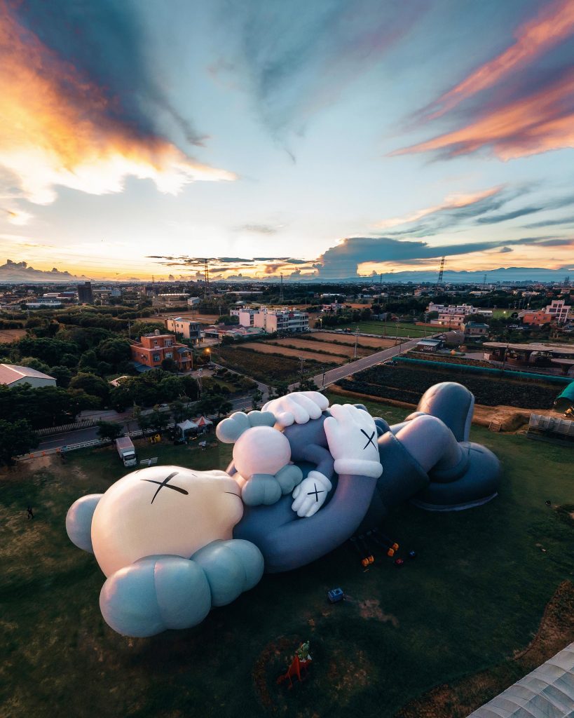 42m-long KAWS:HOLIDAY COMPANION makes grand appearance in Marina Bay; opens to public from 14 November - Alvinology