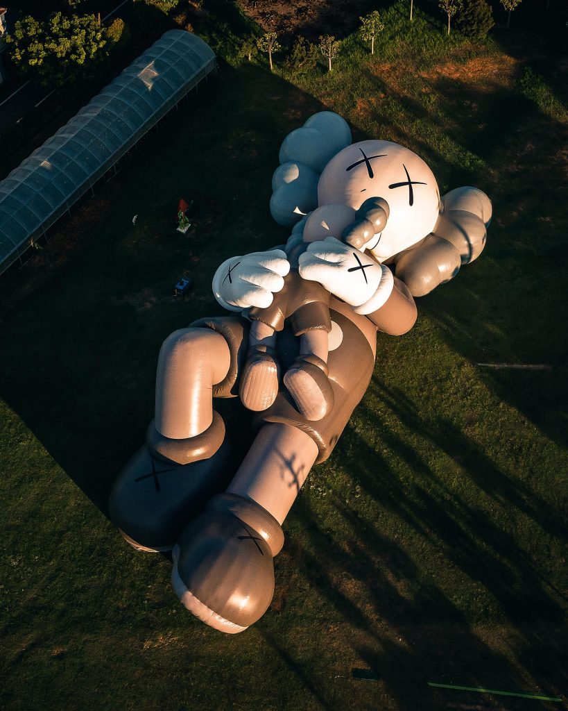 42m-long KAWS:HOLIDAY COMPANION makes grand appearance in Marina Bay; opens to public from 14 November - Alvinology