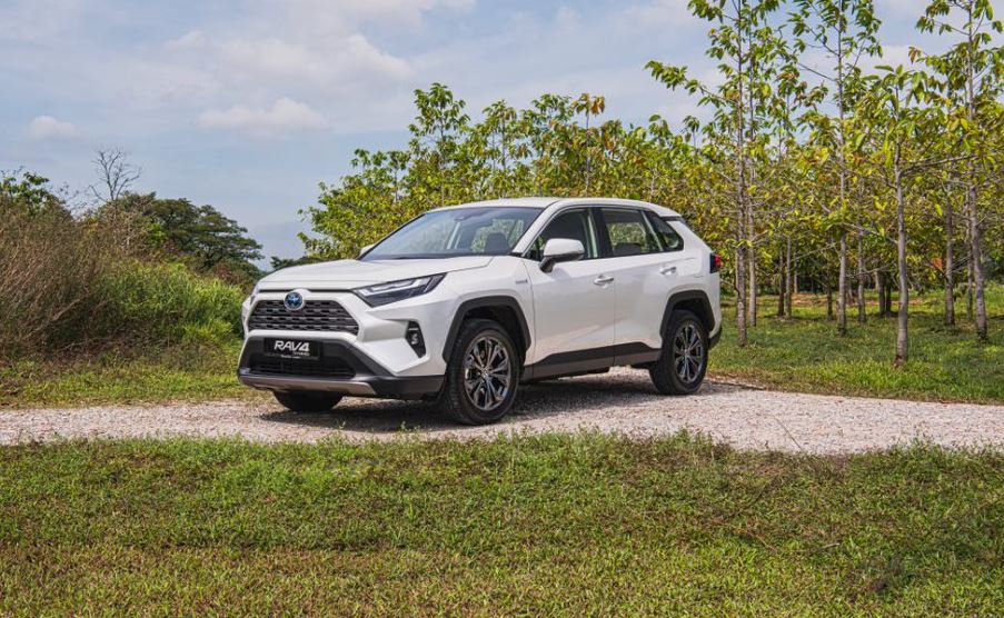 Toyota RAV4 Key Features - self-charging hybrid combining both superior driving performance and fuel efficiency - Alvinology