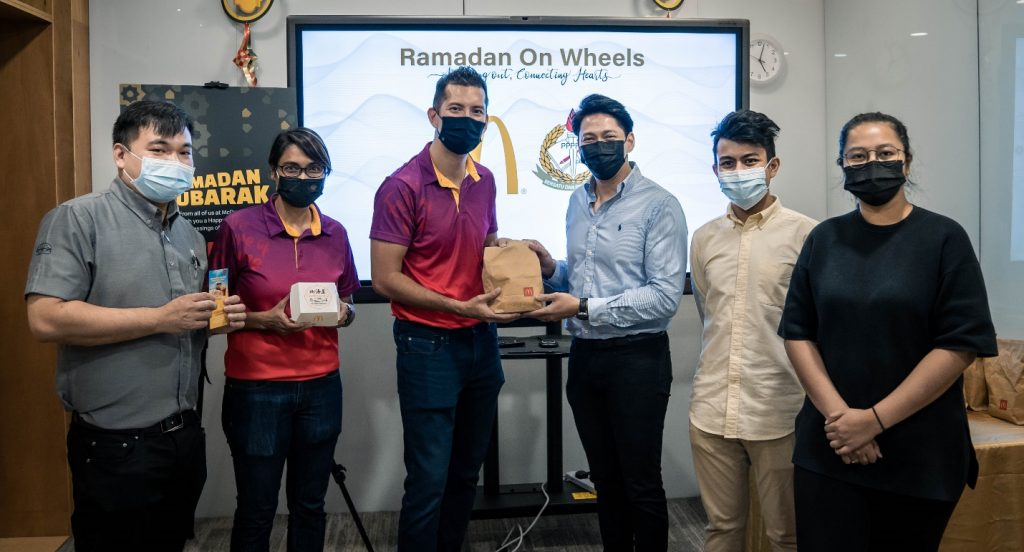 McDonald’s delivers Hot Meals to Muslim Families in need allowing them to break fast together - Alvinology