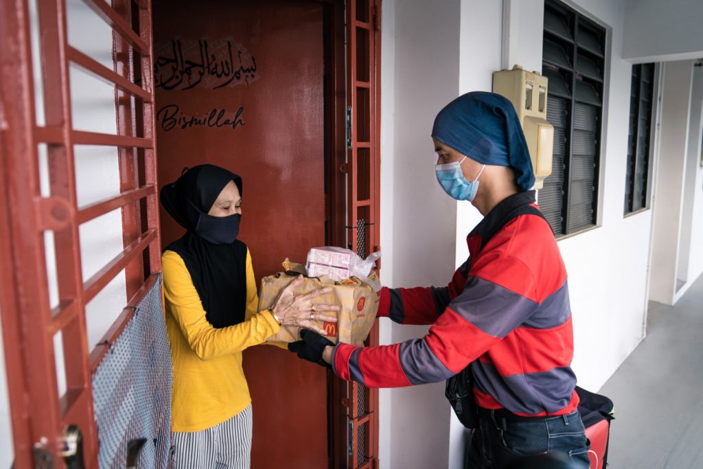 McDonald’s delivers Hot Meals to Muslim Families in need allowing them to break fast together - Alvinology