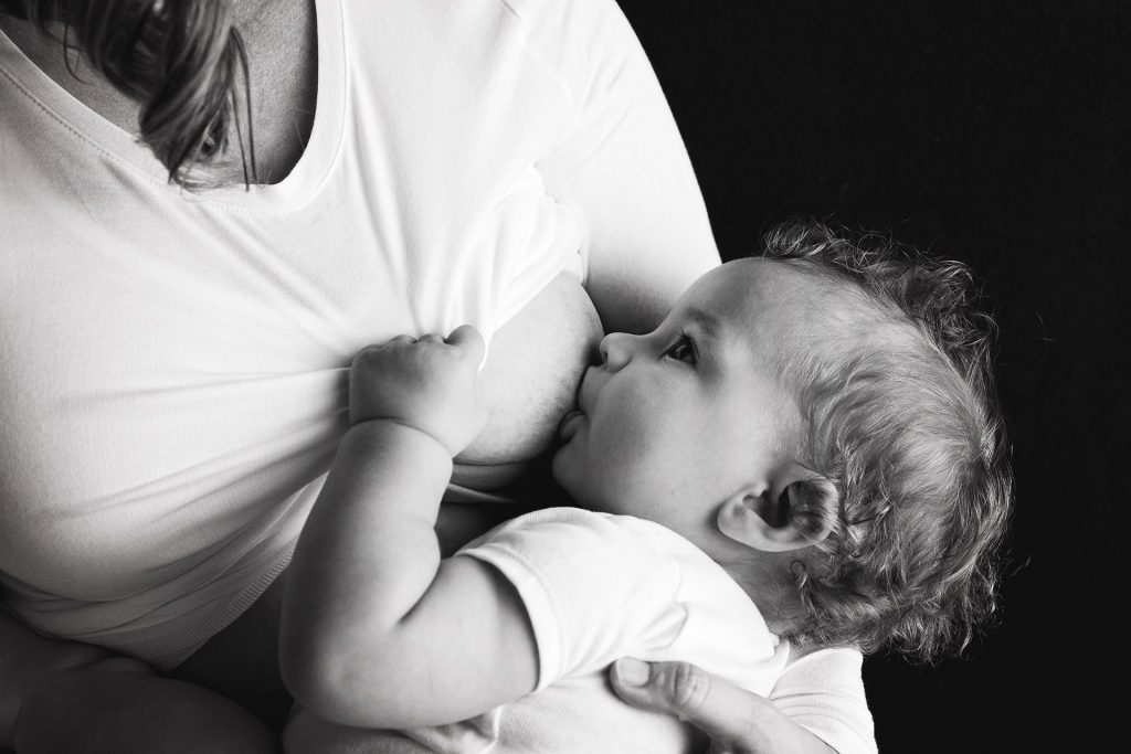 Breastfeeding In Public: Here Are Some Great Tips For Nursing Mother - Alvinology