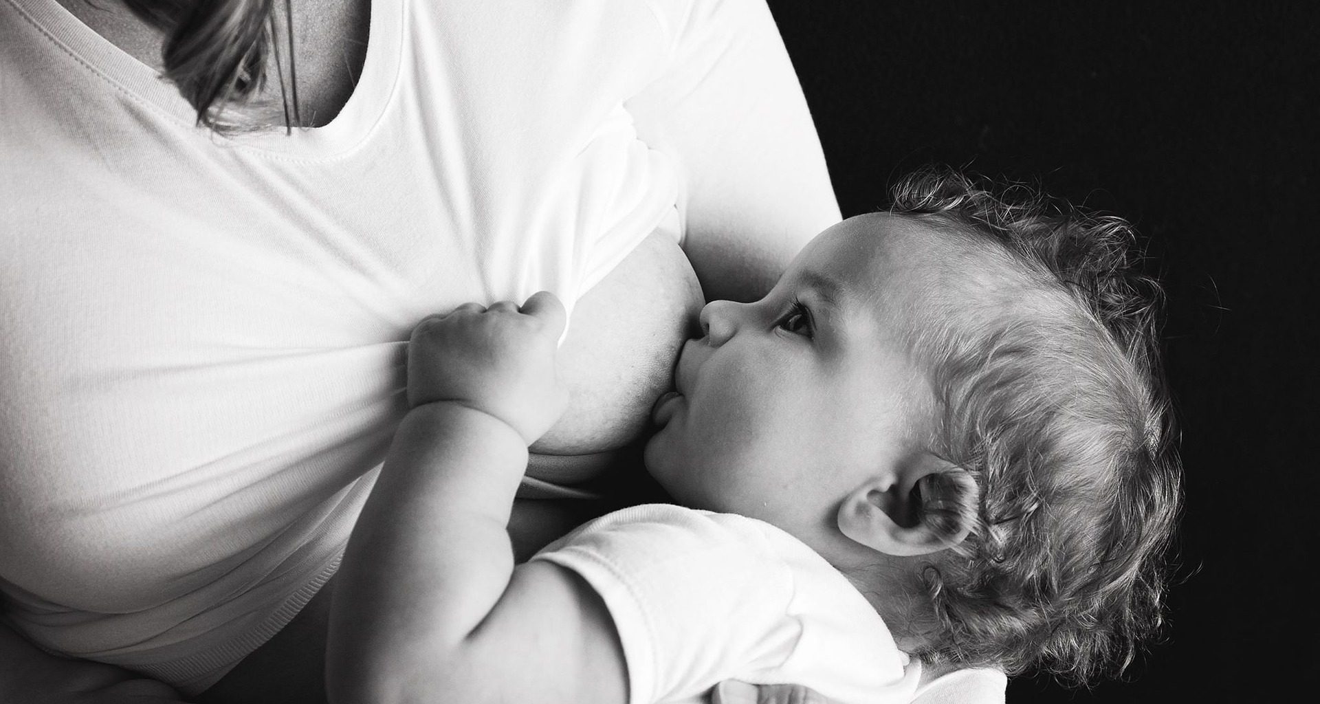 Breastfeeding In Public: Here Are Some Great Tips For Nursing Mother - Alvinology
