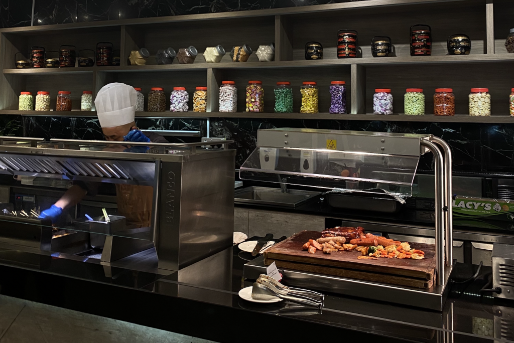 Enjoy local favourites with the return of Feast Roxy's weekend buffet at Grand Mercure Singapore - Alvinology