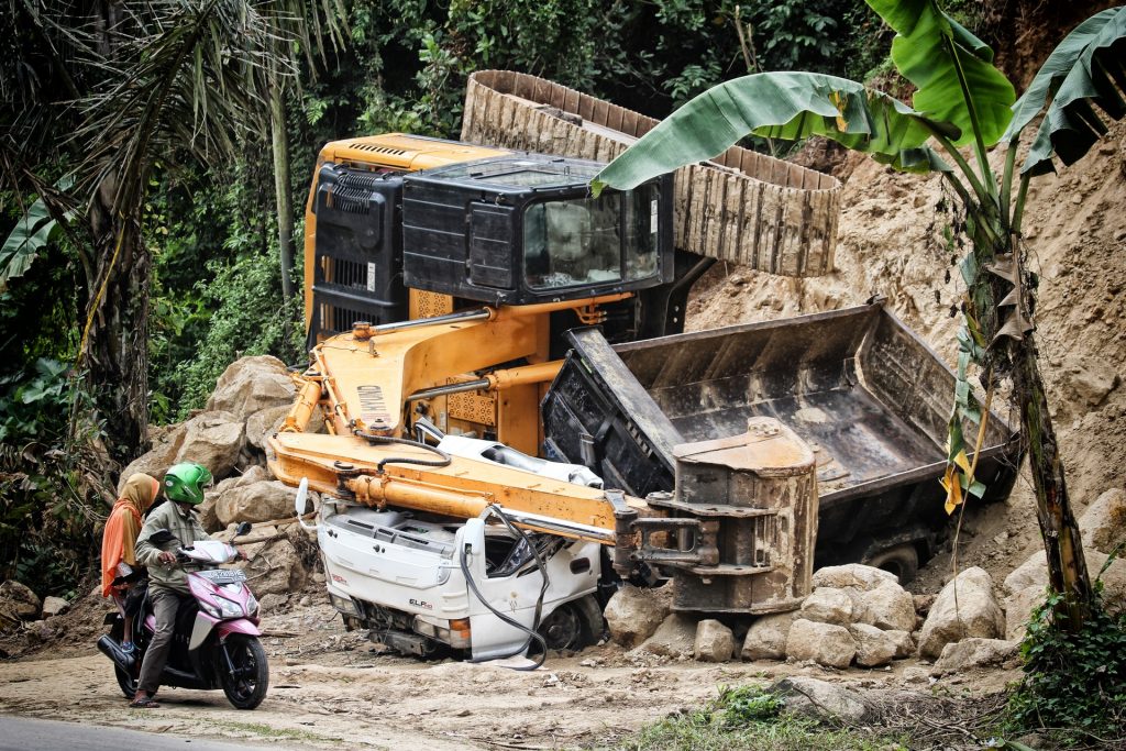 6 Common Causes of Truck Accidents - Alvinology