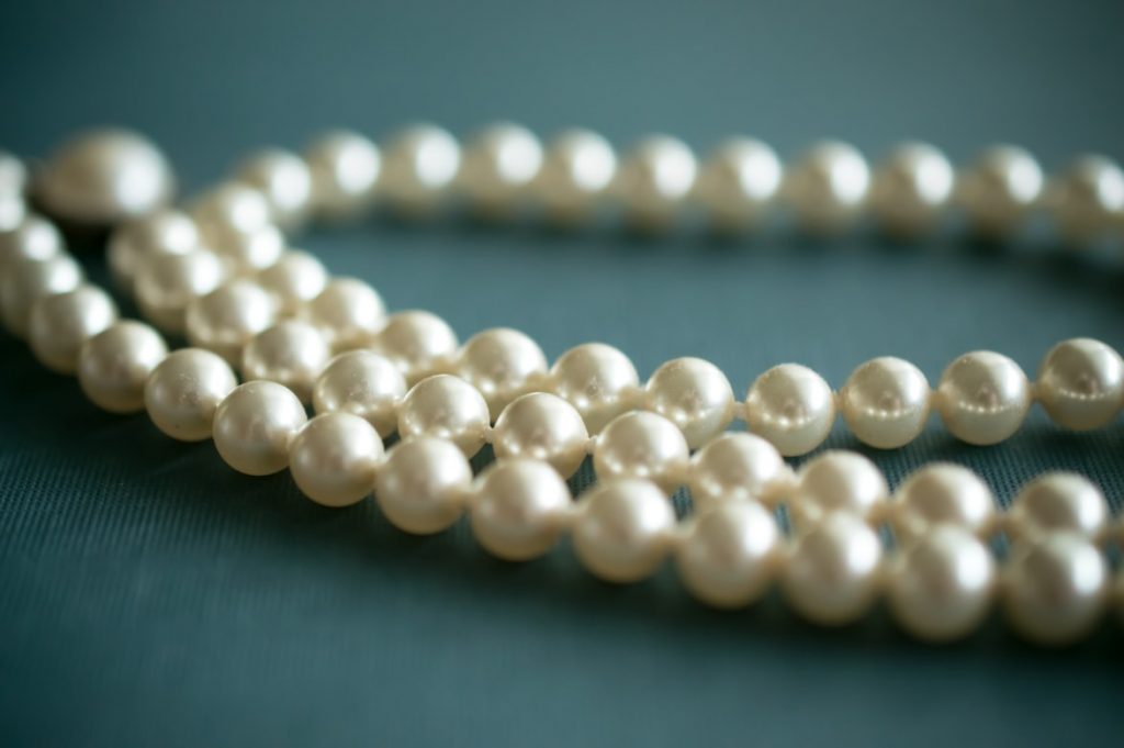 Simple Ways to Wear Pearls for Any Occasion - Alvinology