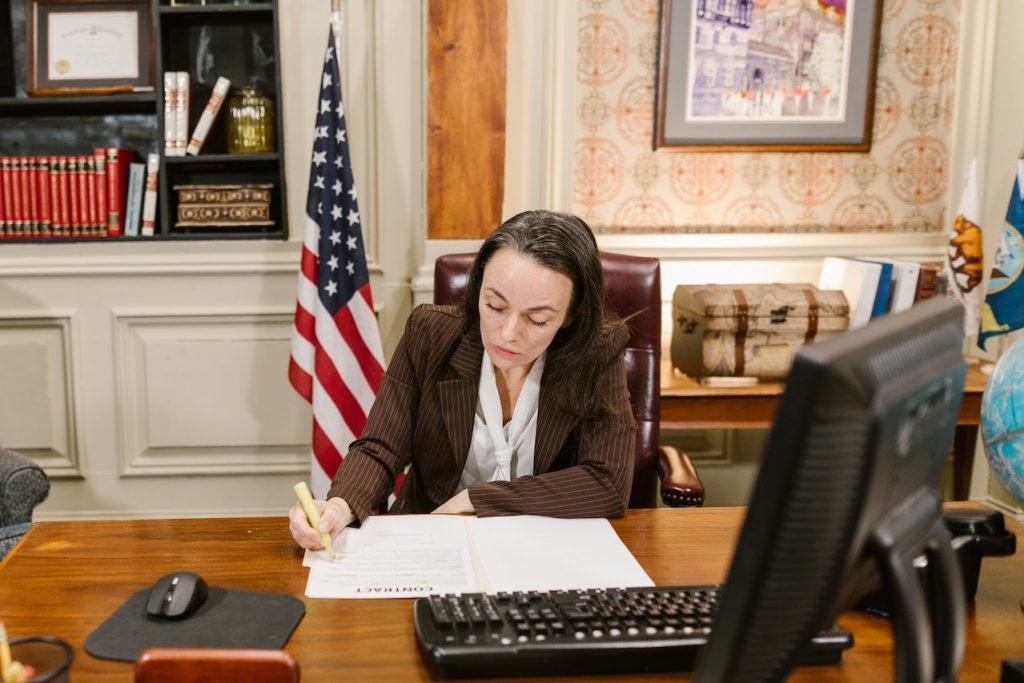 6 Life Situations When it is Wise to Call a Lawyer - Alvinology
