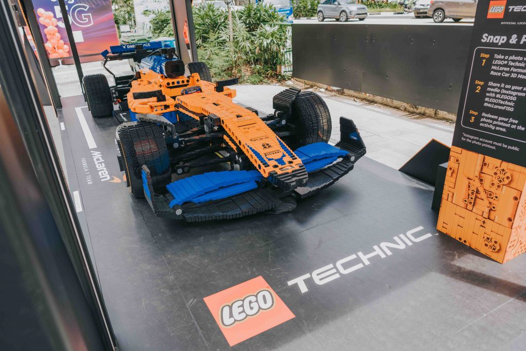 Don’t miss a unique Photo Opp with the Life-sized LEGO Technic McLaren Formula 1 Race Car now parked along Orchard Road - Alvinology