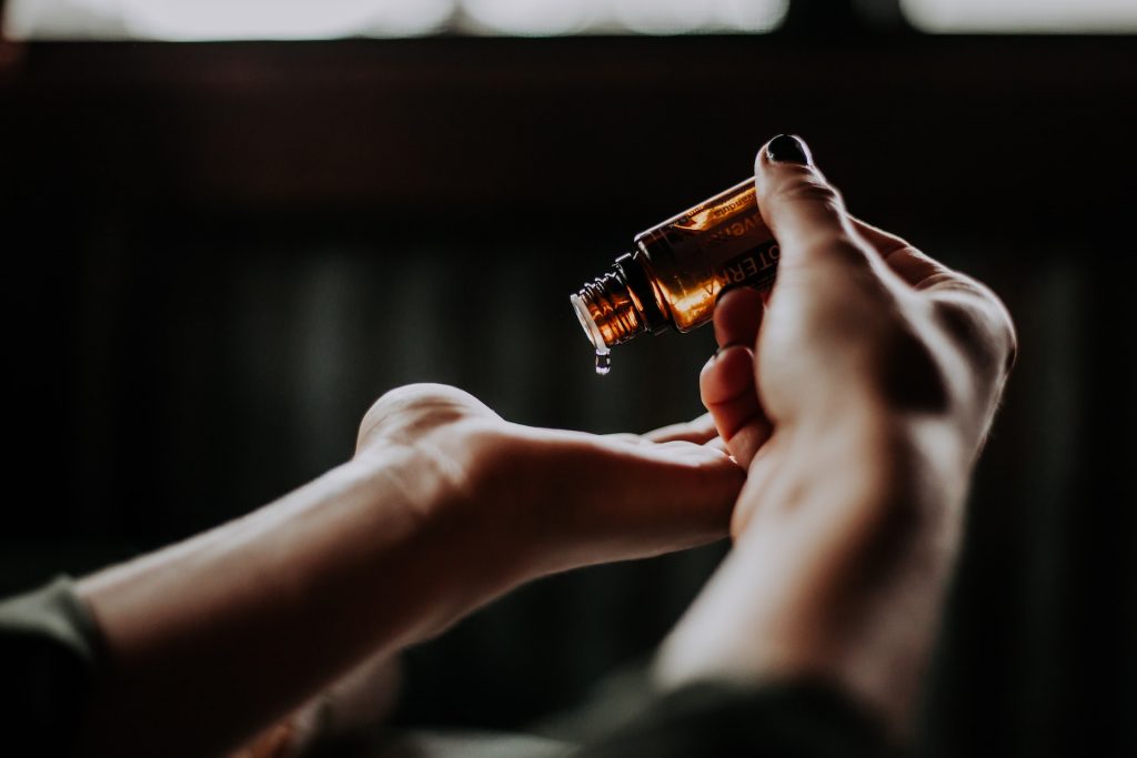 Fragrance and Fashion: How Do Scents Complement Style? - Alvinology