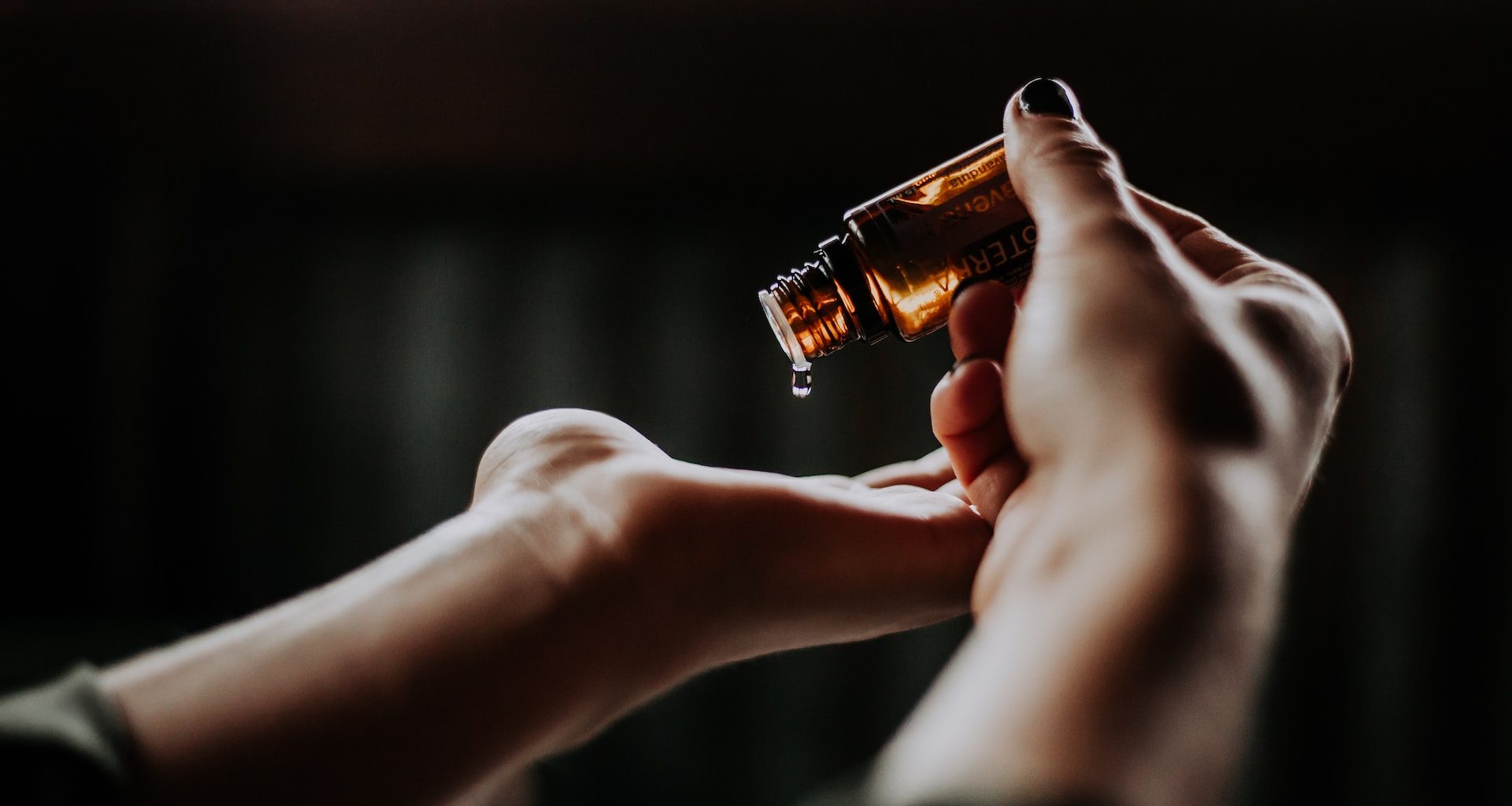 Fragrance and Fashion: How Do Scents Complement Style? - Alvinology