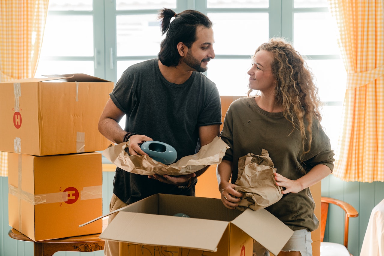 How to Choose the Right Shipping Method for Your International Move - Alvinology