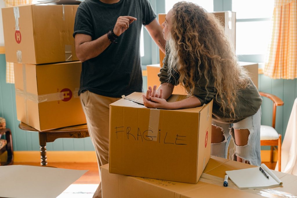 How to Choose the Right Shipping Method for Your International Move - Alvinology