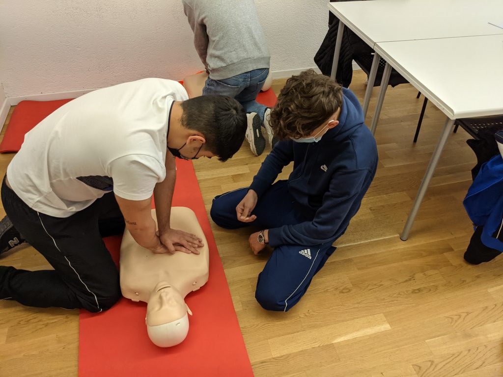 How to Perform CPR Safely: a 10-Step Guide - Alvinology