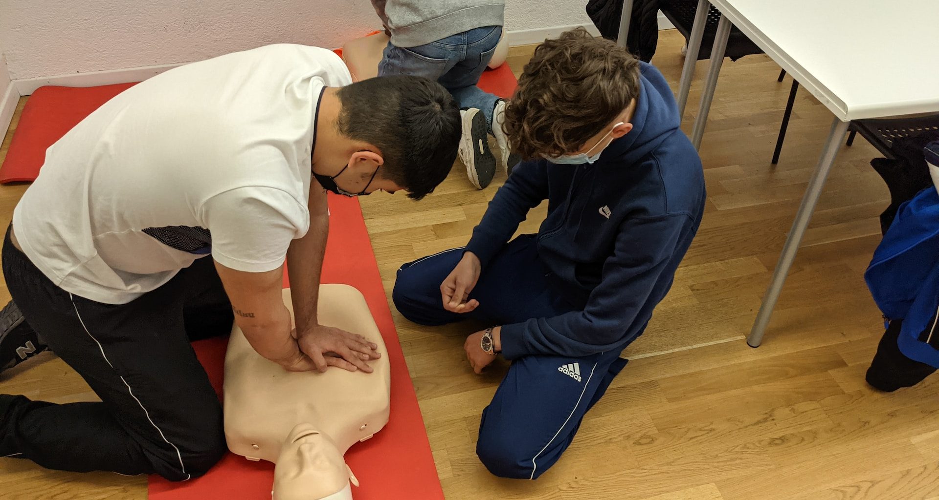 How to Perform CPR Safely: a 10-Step Guide - Alvinology