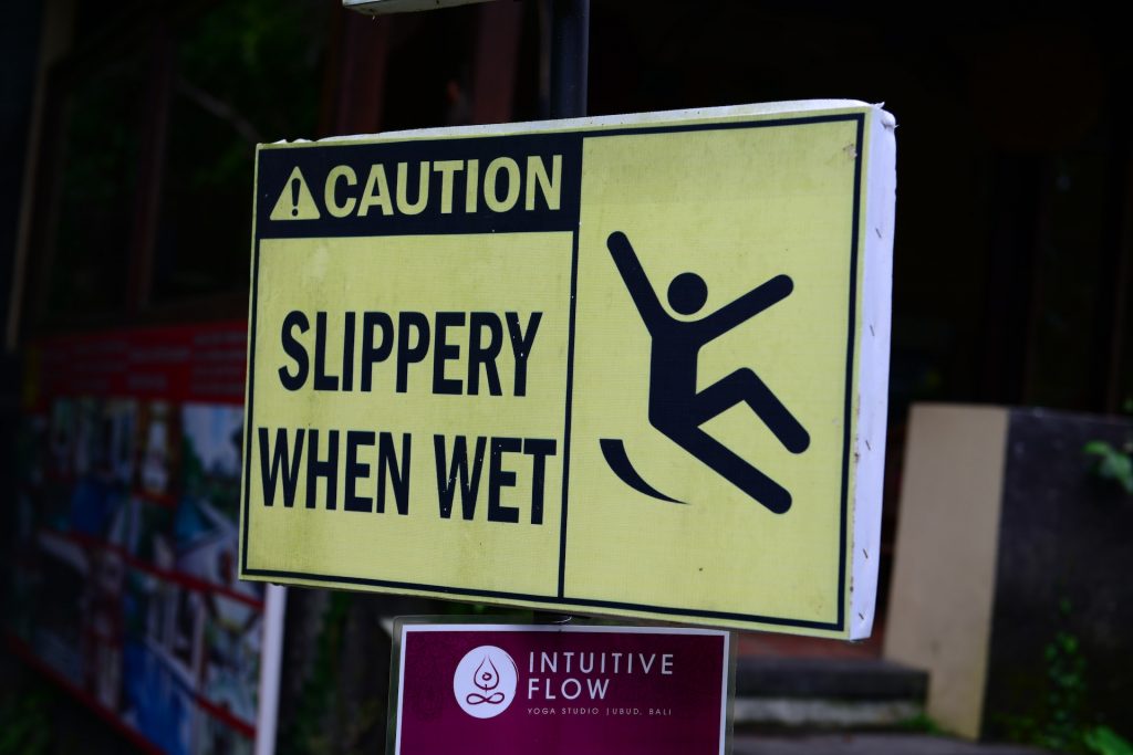 Navigating Slippery Grounds: Determining Fault in Slip-Related Incidents - Alvinology