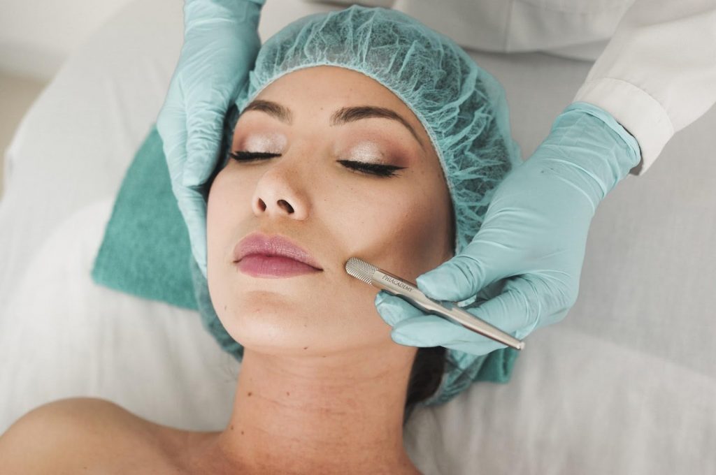 7 Non-Invasive Procedures Used To Enhance Beauty - Alvinology