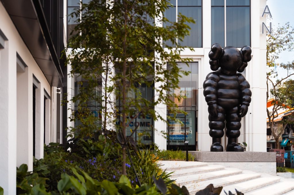 Mondrian Singapore Duxton unveils a 6-meter bronze sculpture by the artist KAWS as the hotel’s new centerpiece - Alvinology
