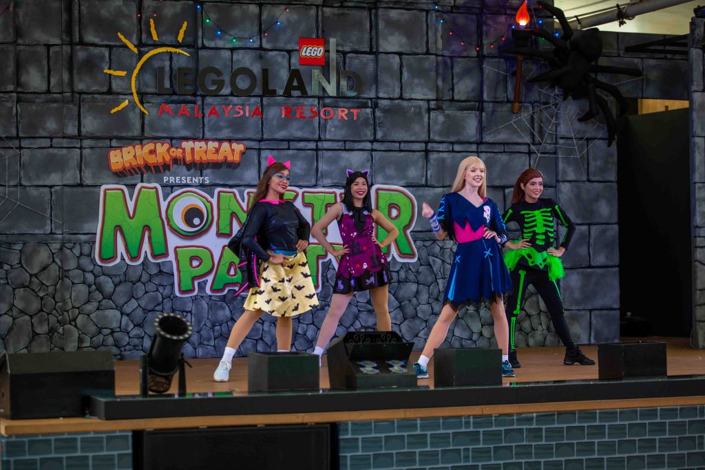 Kids dressed in full costumes enter LEGOLAND Malaysia Theme Park for FREE! - Alvinology
