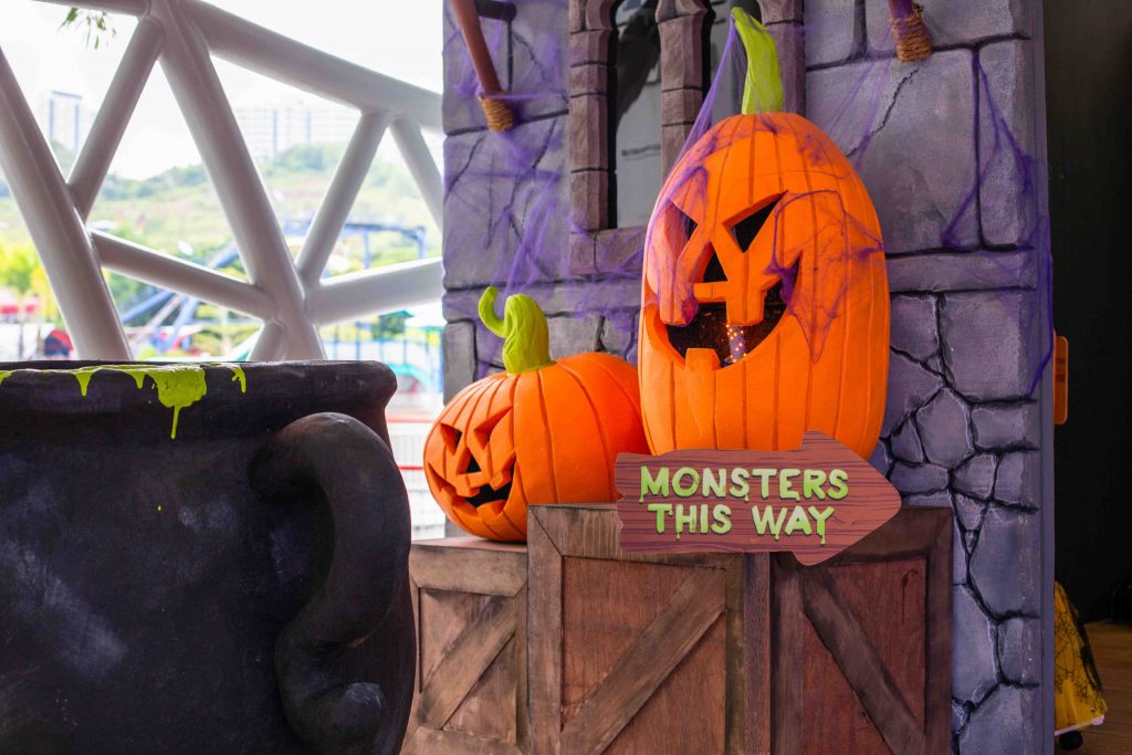 Kids dressed in full costumes enter LEGOLAND Malaysia Theme Park for FREE! - Alvinology