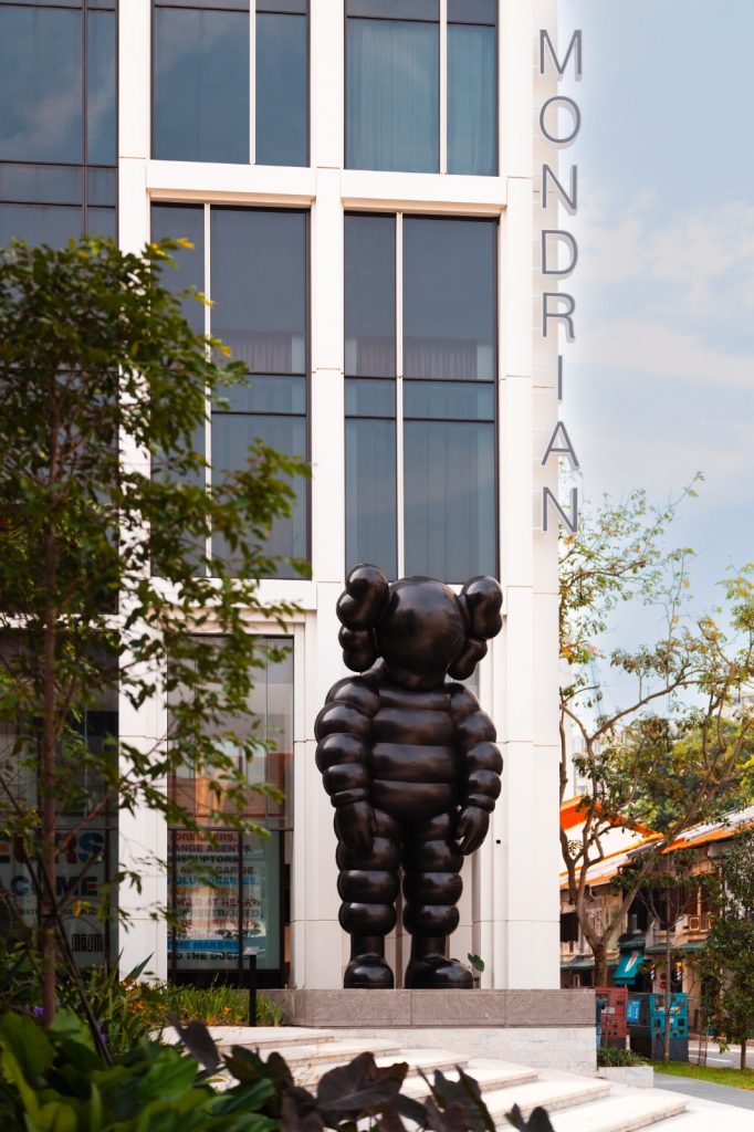 Mondrian Singapore Duxton unveils a 6-meter bronze sculpture by the artist KAWS as the hotel’s new centerpiece - Alvinology
