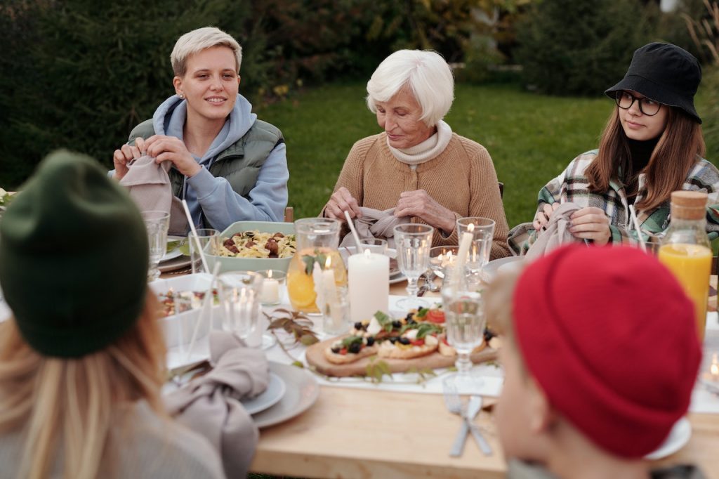 6 Things You Will Need if You're Planning an Outdoor Party - Alvinology