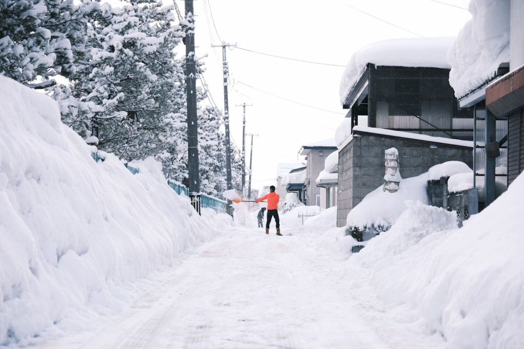 Snow Shoveling Tips That’ll Ensure You Stay Injury-Free as You Clear Driveways - Alvinology