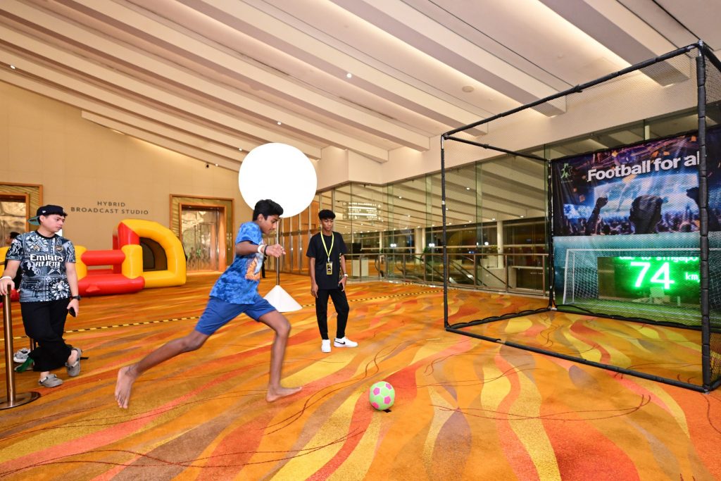 Over 5,000 Fans Celebrate Premier League Final Day at StarHub’s ‘Football for All’ Carnival - Alvinology