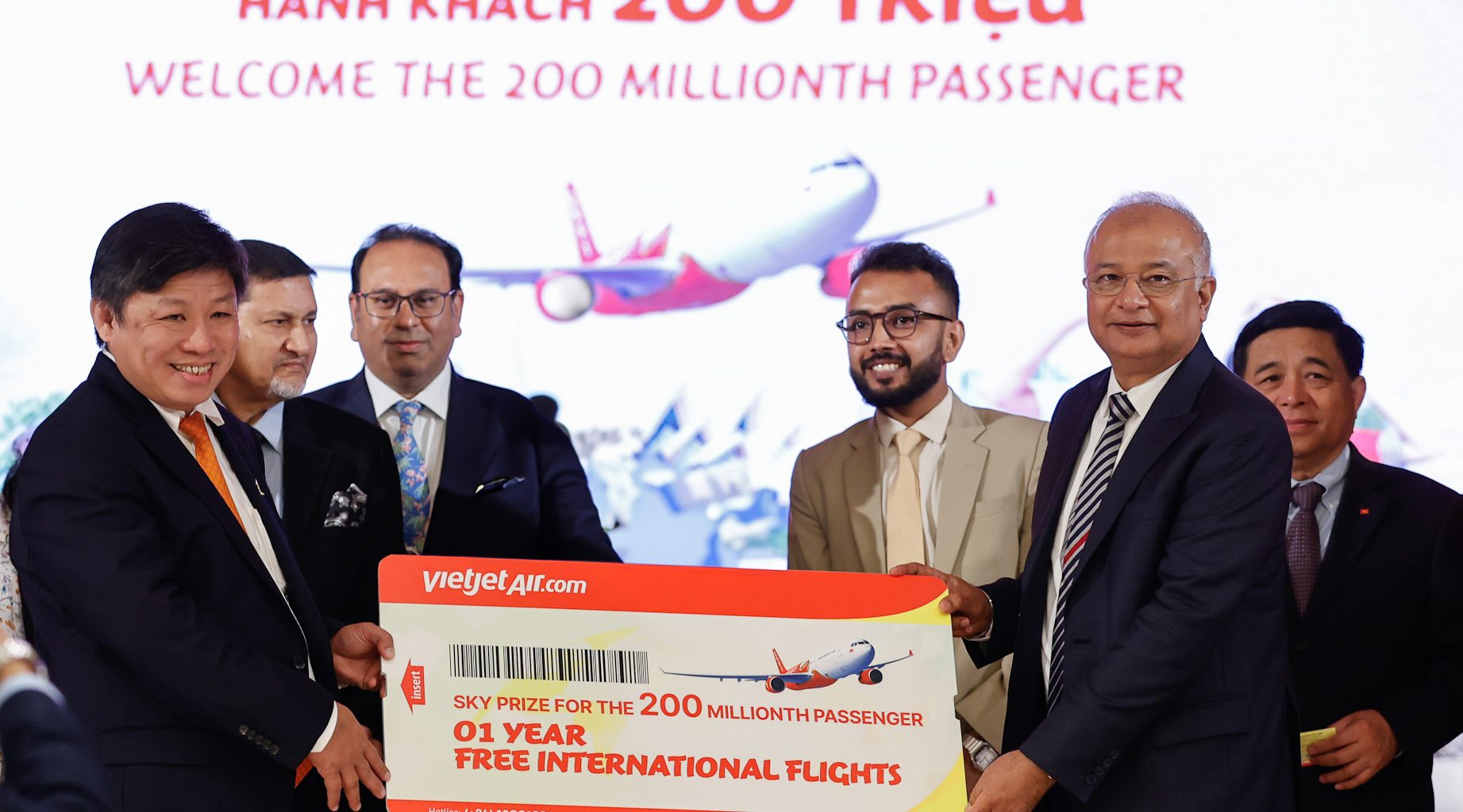 Vietjet Celebrates 200 Millionth Passenger and Announces Da Nang – Ahmedabad Route - Alvinology