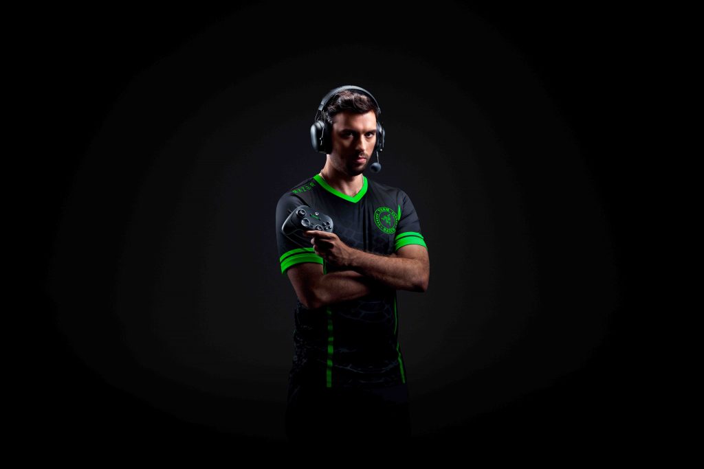 Razer Wolverine V3 Pro: The Ultimate Wireless Esports Controller for Xbox and PC - Alvinology
