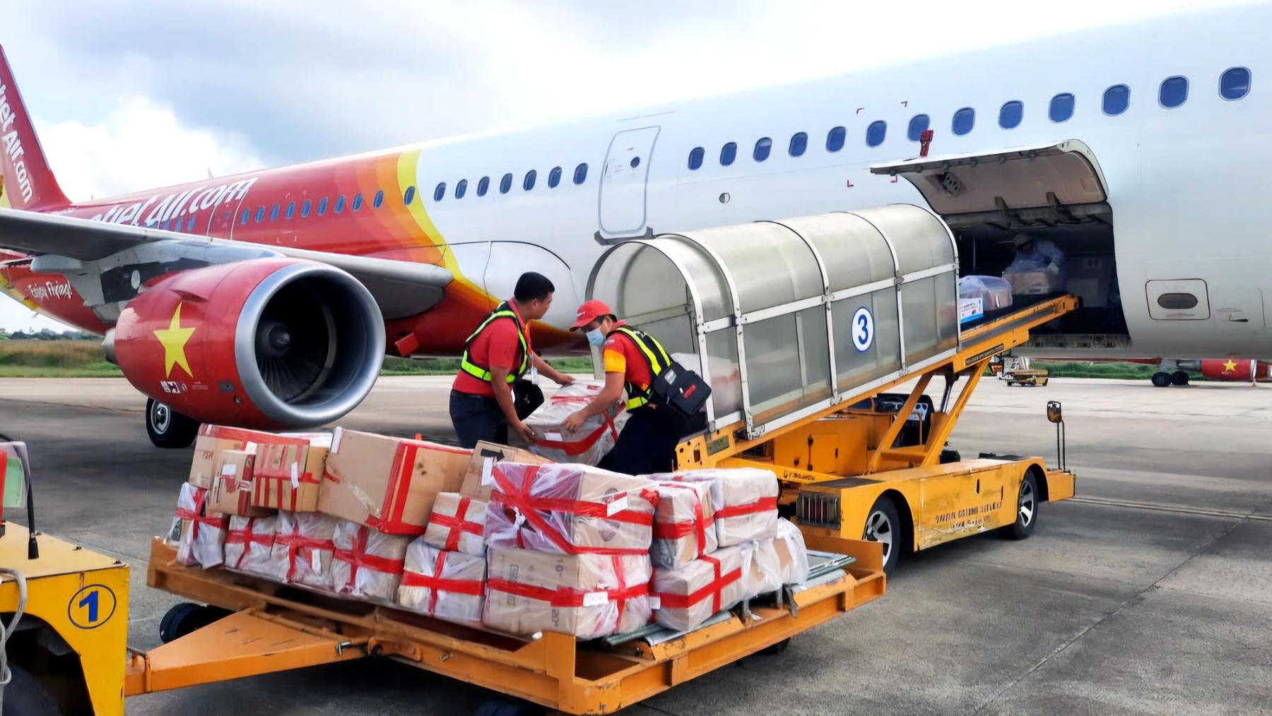 Vietjet Rallies to Support Typhoon and Flood Victims in Northern Vietnam - Alvinology