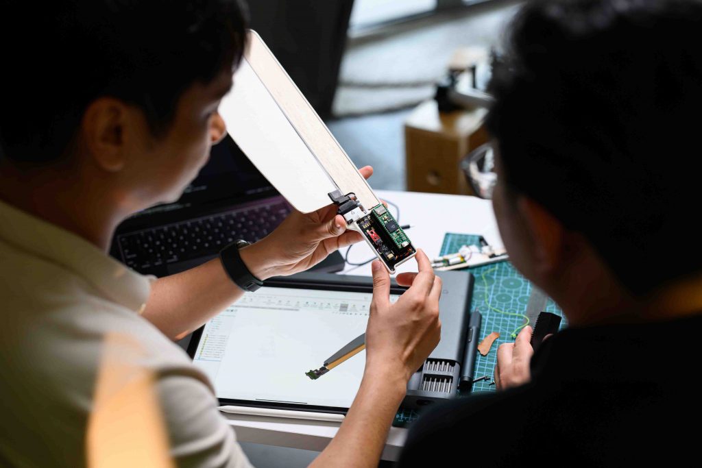 Singaporean Duo Wins Global Sustainability Prize at James Dyson Award 2024 for Revolutionary Weather Device - Alvinology