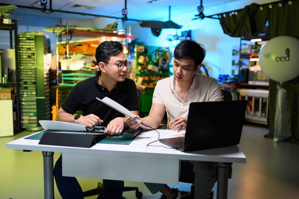 Singaporean Duo Wins Global Sustainability Prize at James Dyson Award 2024 for Revolutionary Weather Device - Alvinology