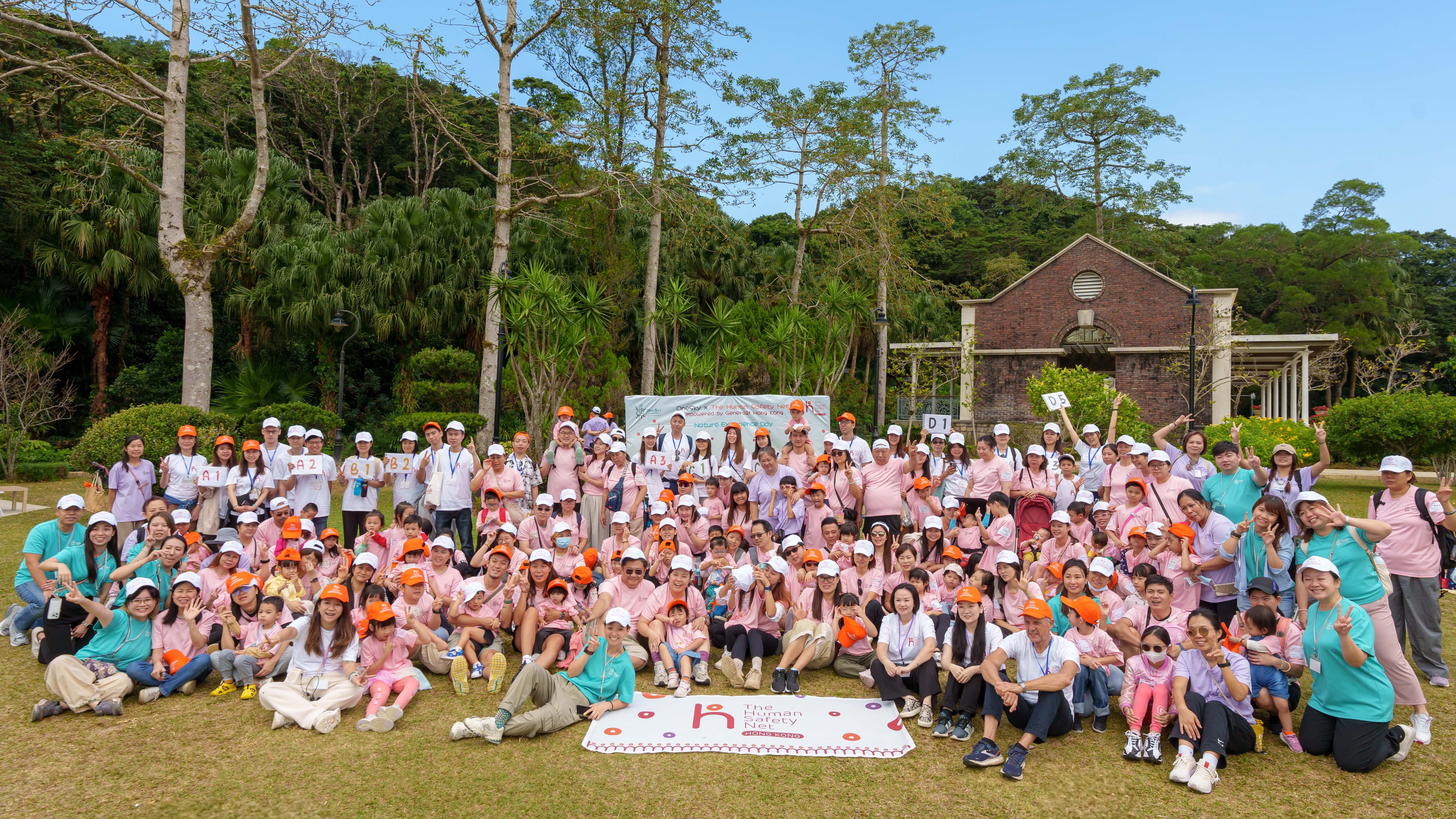 Generali Hong Kong Supports 500+ Underprivileged Families Through Nature-Based Learning Experiences Ms. Ady Law, Chief Distribution and Marketing Officer of Generali Hong Kong, kicked off the Family Hiking Day alongside The Human Safety Net core team members, ambassadors, and volunteers.