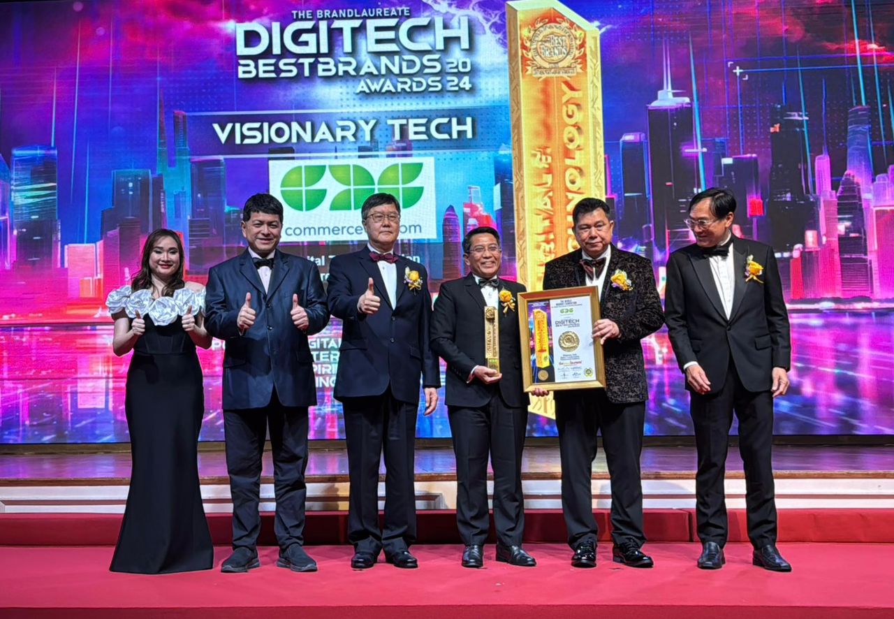 Datuk Muzafar receiving the Brandlaureate Digitech BestBrands Award 2024 – Visionary Tech.