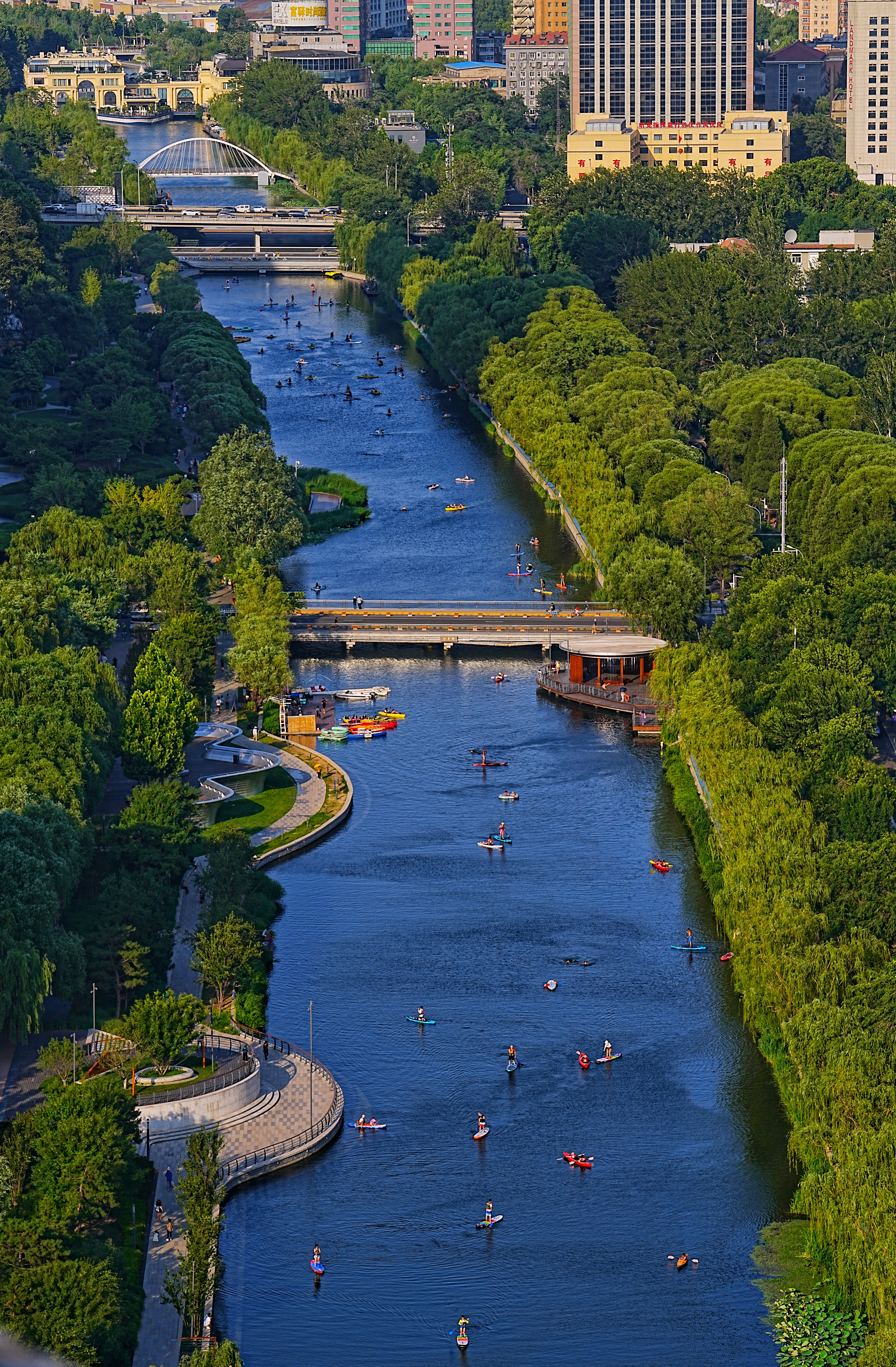 Chaoyang District of Beijing Strives to Build a World-Class Waterfront Economic Zone Chaoyang District of Beijing is dedicated to establishing a world-class "Two Rivers, One Belt" waterfront economic zone.
