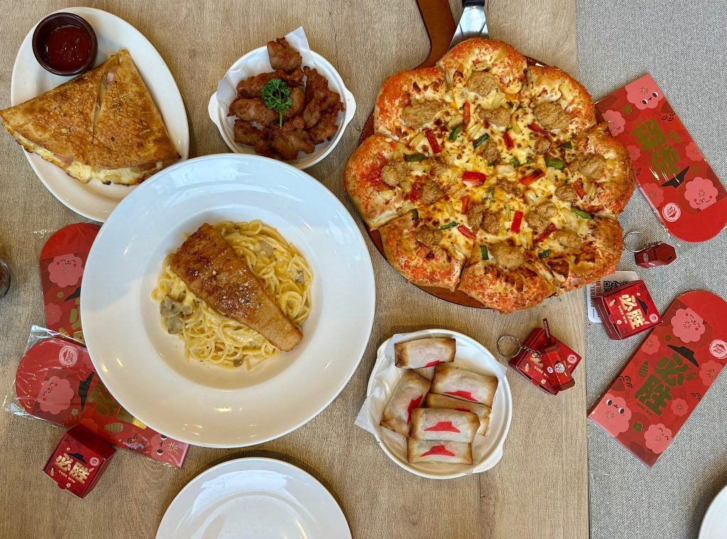 [Promo Alert] Pizza Hut Singapore Launches an Interactive Huat Keychain and Sweet ‘N’ Sour Blossom Pizza for Lunar New Year 2025 - Alvinology