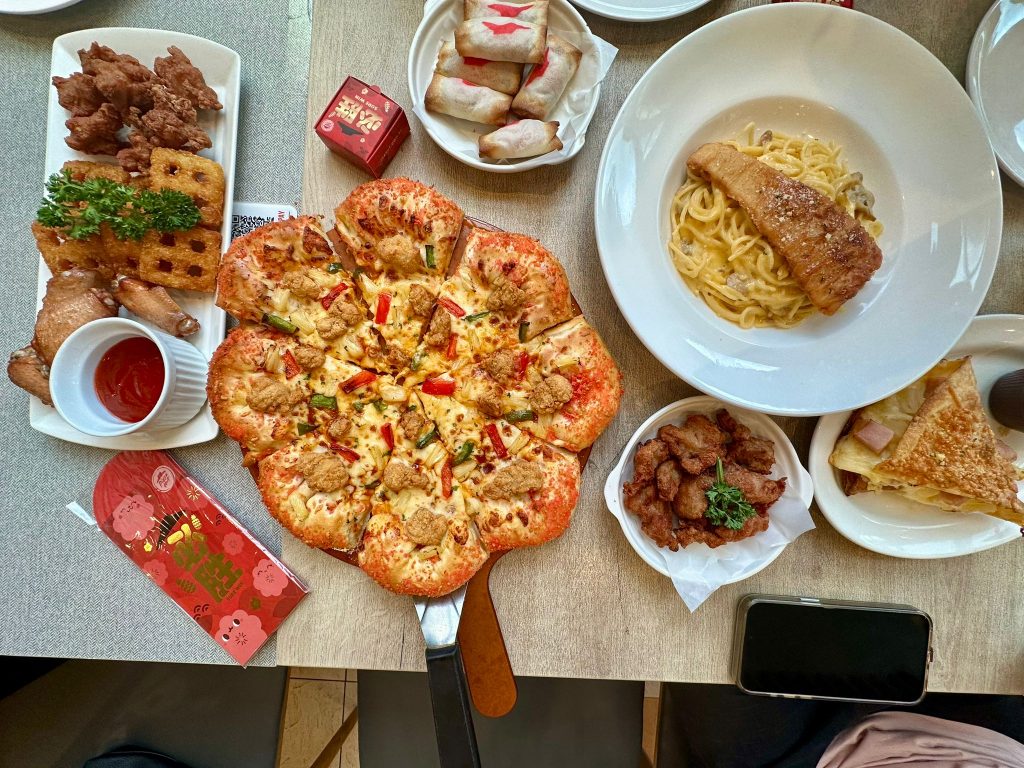 [Promo Alert] Pizza Hut Singapore Launches an Interactive Huat Keychain and Sweet ‘N’ Sour Blossom Pizza for Lunar New Year 2025 - Alvinology